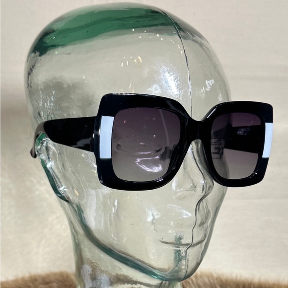 Chic Black Square Sunglasses - Picture 3 of 3